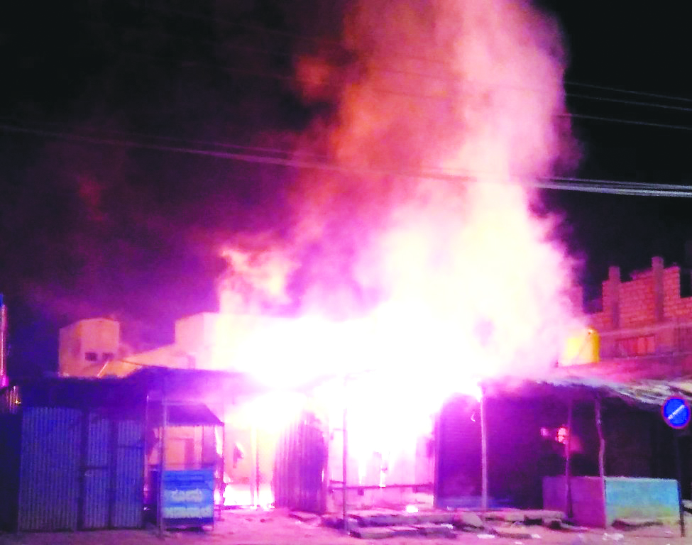 ಬೆಂಕಿ ಅವಘಡಕ್ಕೆ ಅಂಗಡಿಗಳು ಭಸ್ಮ